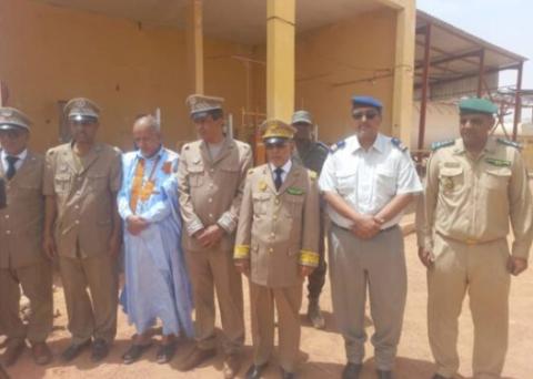 صورة والي الولاية محاطآ بالوفد المرافق له 