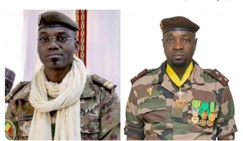 صورة تجمع وزير الدفاع المالي الجنرال ساديو كامارا و رئيس المخابرات الجنرال موديبو كوني 