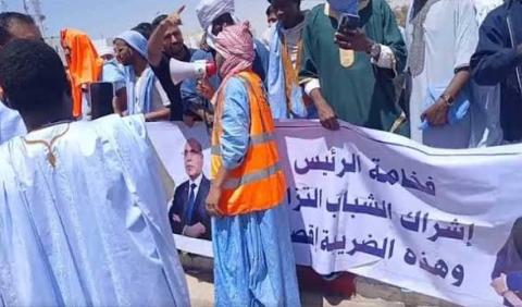 وفقة احتجاجية تطالب بإلغاء قرار الضرائب 