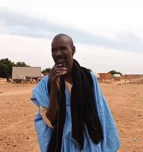 صورة احد الخبراء و مشياخ المنطقة 